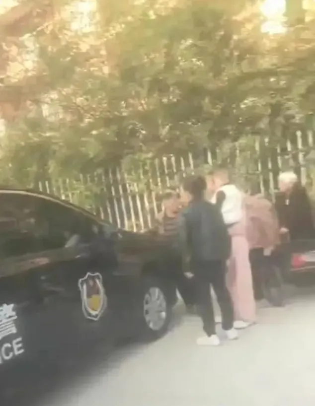 大陸河南信陽一名離婚女子日前返家探望孩子,慘遭前夫殘忍殺害,對方不但開車猛撞,還拿出尖刀猛刺十多刀,傷重不治。有知情人透露,女方長期遭到家暴,因兒子一句「想妹妹」才會帶女兒回前夫家,不幸遇死劫。