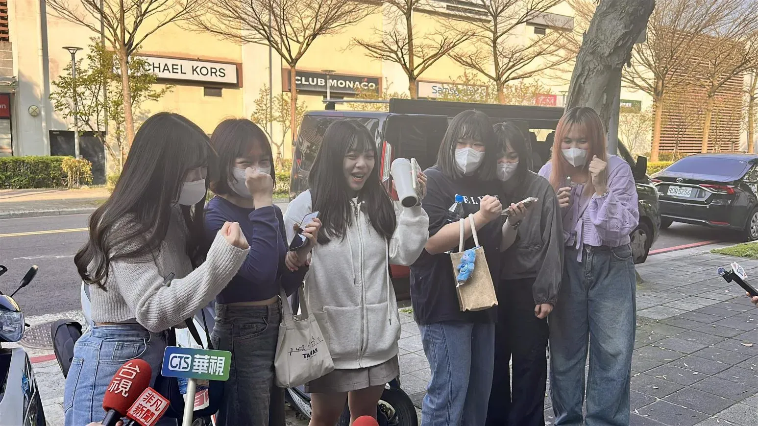 Andy被家寧媽媽反告現身警局應訊 女粉絲到場應援高喊「加油」