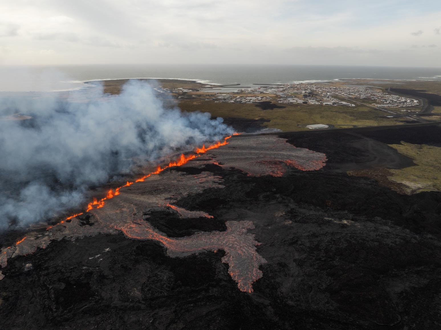 冰島敘恩茲努克斯火山口群(Sundhnuksgigar)4月爆發的情景。(資料圖片/美聯社)