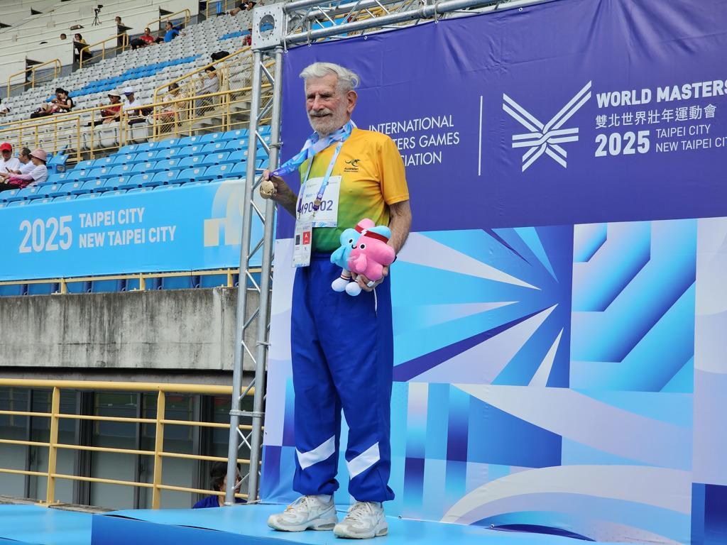 昆凌的爺爺勞倫斯(Quinlivan LaurenceJames)90歲高齡展現驚人運動實力,開賽首日摘下1金1銀。(中時圖片)