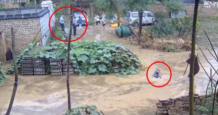 河南8旬老翁摔倒水中掙扎1分鐘 警員全程袖手旁觀惹關注