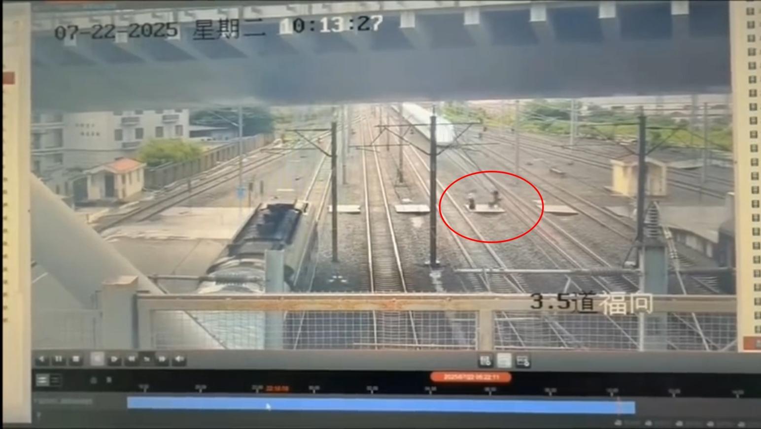 2名餐車人員不走天橋逕自穿越鐵軌搬貨。(圖/翻攝極目新聞)