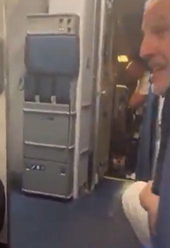 達美航空機長與乘客目擊副機師被帶走,一臉錯愕。(攝X)