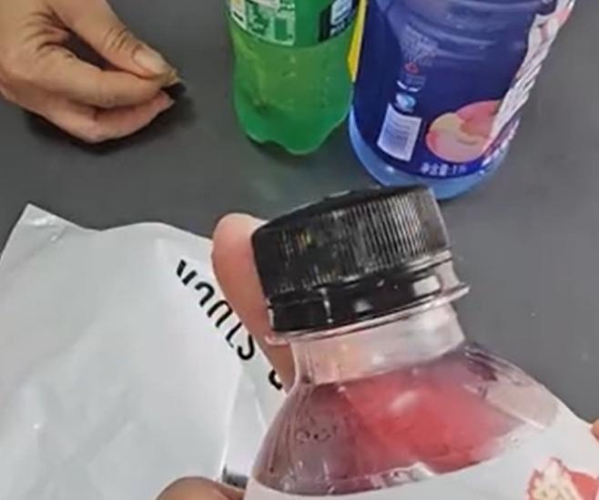 飲品「瓶蓋有泥」才發現被水浸過 獲便利店退錢。(新浪微博)