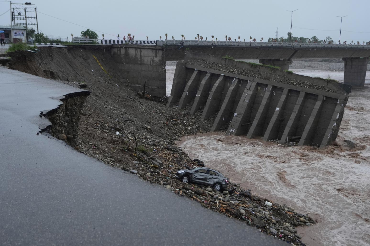 印度喜馬拉雅山區遭暴雨侵襲 大橋倒塌車墜落 朝聖路線山崩30死