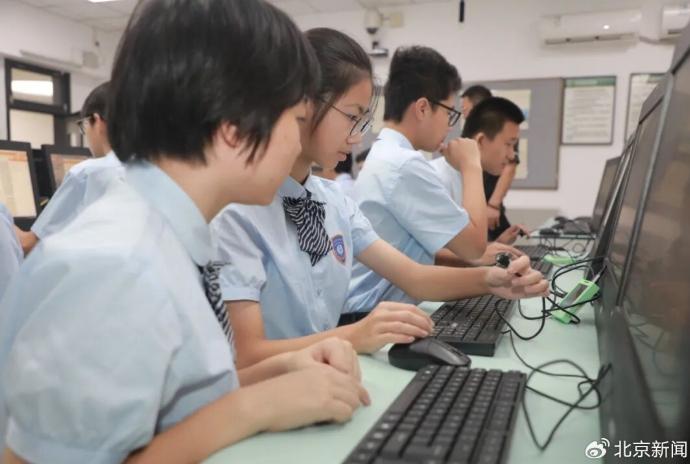 北京市中小學校新學期開始全面開設AI通識課程,預計覆蓋183萬餘中小學生。(圖/翻攝《北京新聞》)