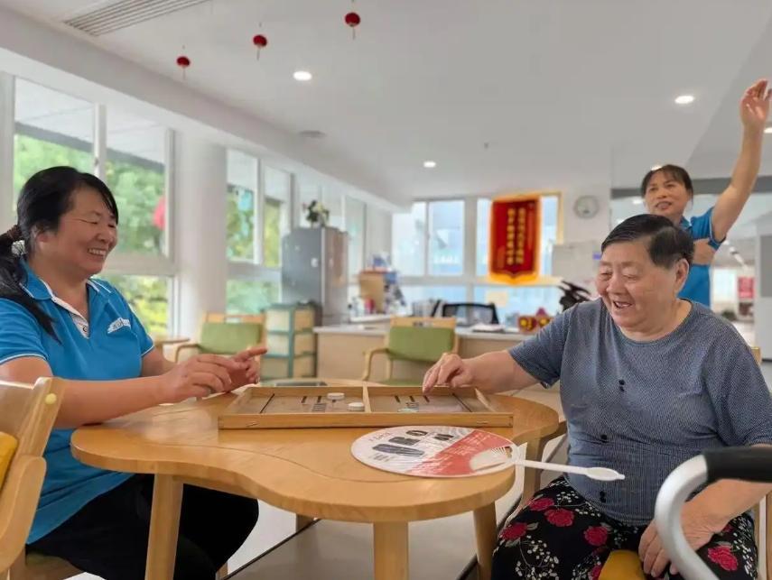 杭州濱江區西興街道聯合轄區三家養老服務機構試點推出了雙節「短托養老」服務。(新華社)