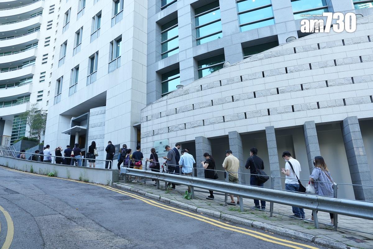 大批市民到英國駐香港總領事館,向英女王獻花和排隊簽署弔唁冊。(資料圖片/陳奕釗攝)