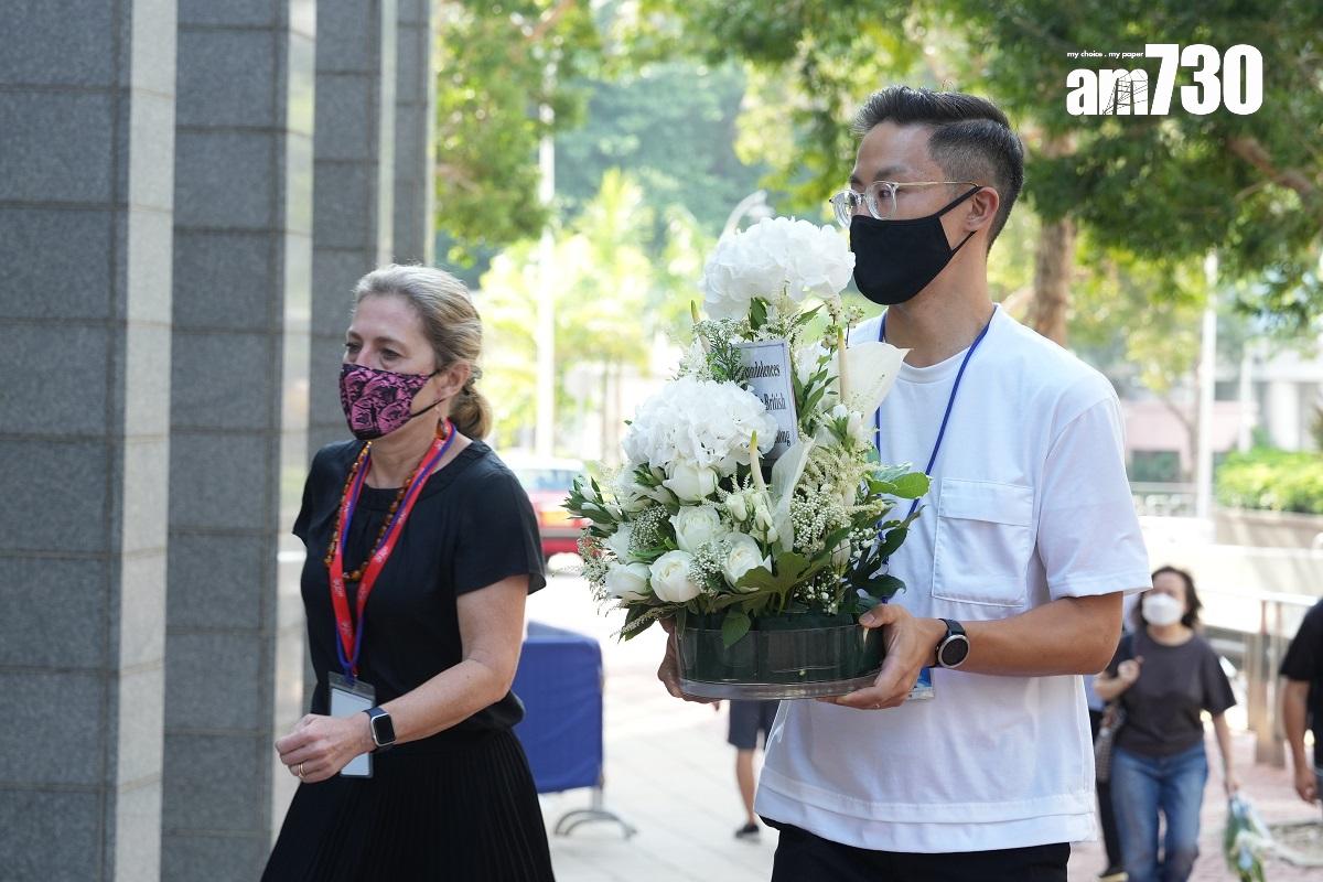 大批市民到英國駐香港總領事館,向英女王獻花和排隊簽署弔唁冊。(資料圖片/陳奕釗攝)