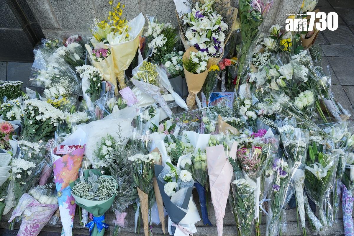 大批市民到英國駐香港總領事館,向英女王獻花和排隊簽署弔唁冊。(資料圖片/陳奕釗攝)