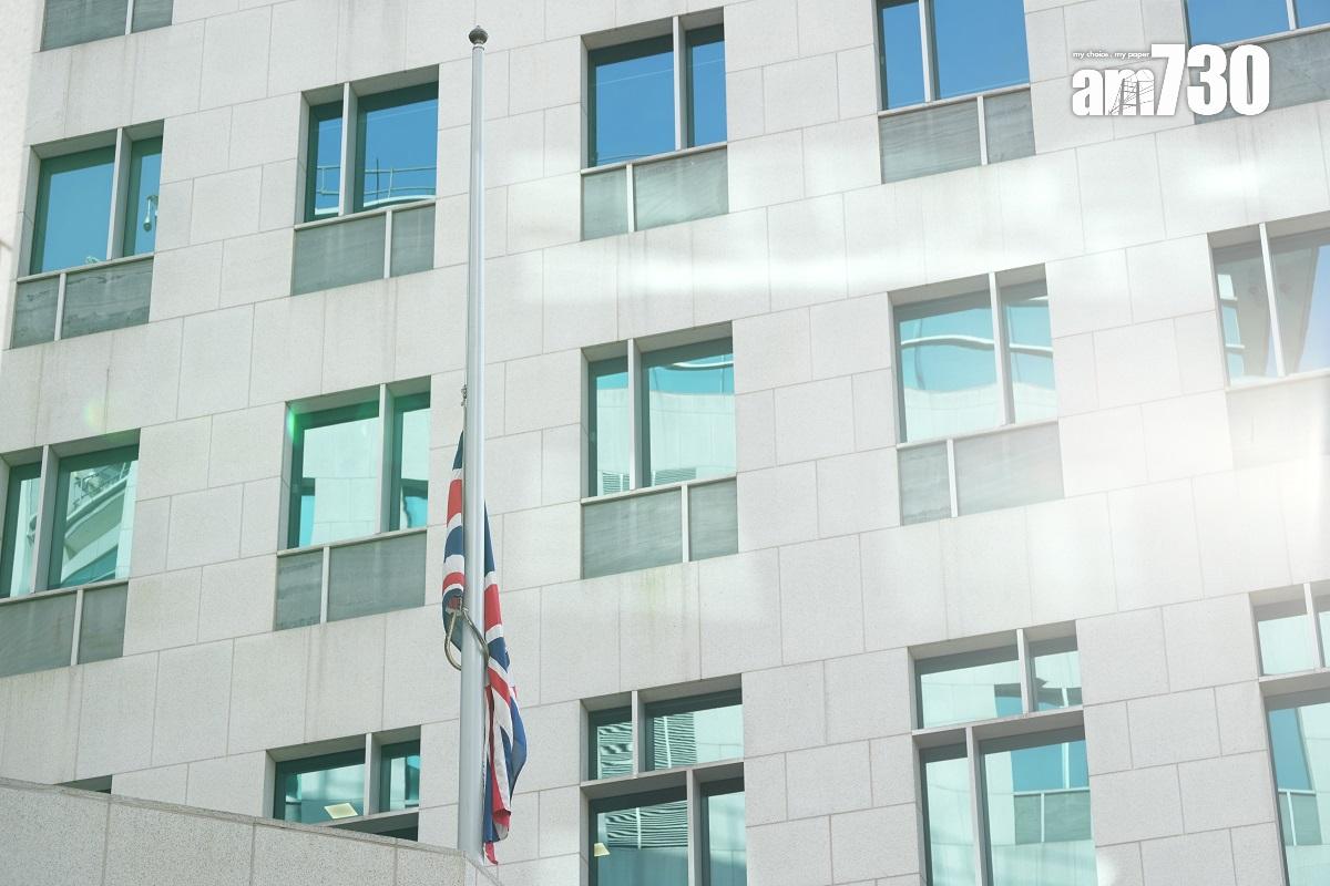 大批市民到英國駐香港總領事館,向英女王獻花和排隊簽署弔唁冊。(資料圖片/陳奕釗攝)