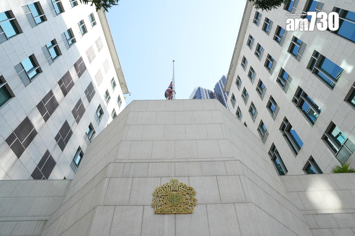 大批市民到英國駐香港總領事館,向英女王獻花和排隊簽署弔唁冊。(資料圖片/陳奕釗攝)