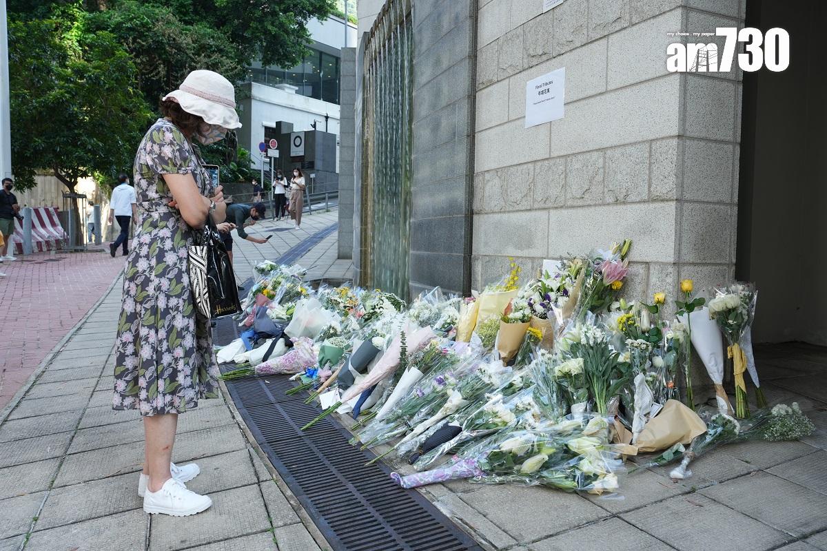 大批市民到英國駐香港總領事館,向英女王獻花和排隊簽署弔唁冊。(資料圖片/陳奕釗攝)