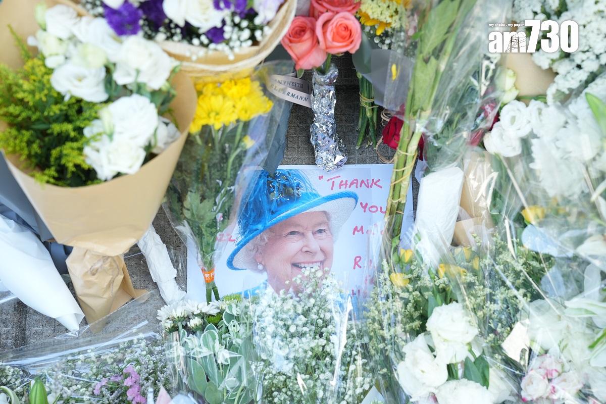 大批市民到英國駐香港總領事館,向英女王獻花和排隊簽署弔唁冊。(資料圖片/陳奕釗攝)
