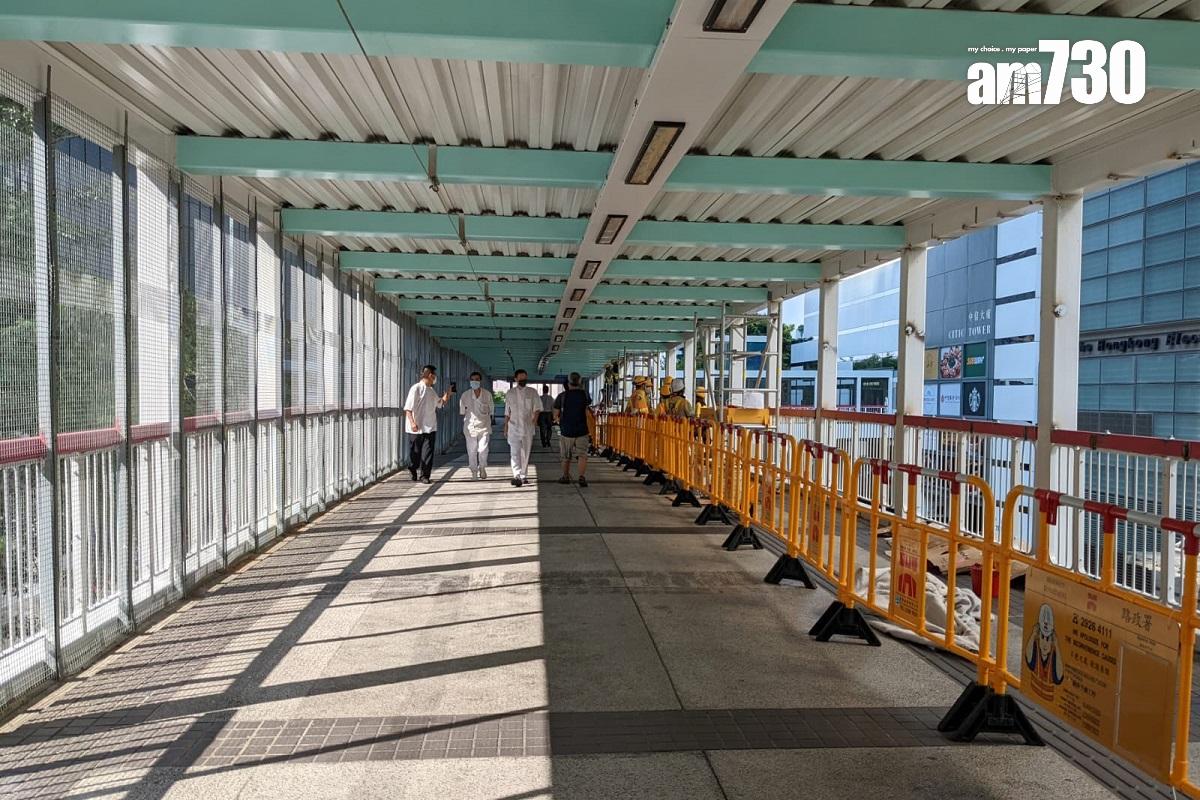 橫跨金鐘夏慤道、連接政府總部的行人天橋,部分鐵絲圍網已被拆除。當局解釋現正進行改善工程,將改用輕型及耐用圍網。(羅庸軒攝)