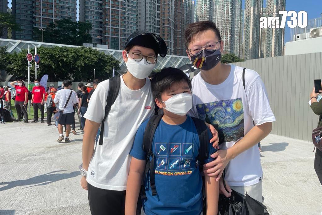 朱先生(右)與妻兒一同參與百萬行。(郭曉欣攝)