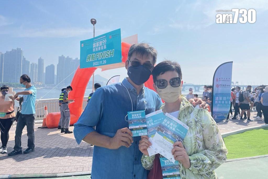 蔡氏夫婦曾參與1997年舉行的西區海底隧道百萬行。(郭曉欣攝)