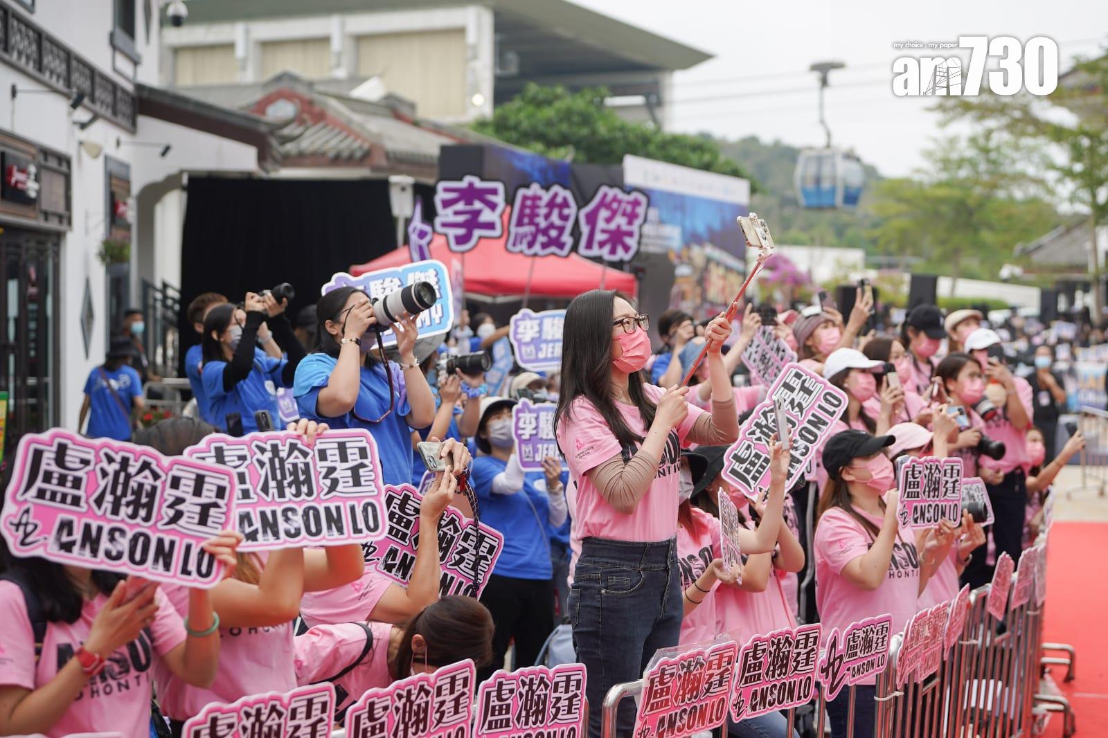 鏡粉傾巢而出到昂坪市集奉偶像。 (攝:李睿哲)