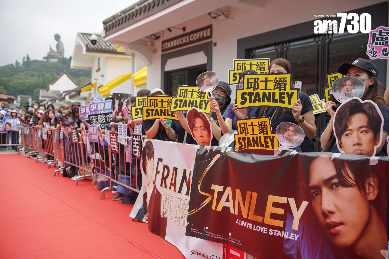 鏡粉傾巢而出到昂坪市集奉偶像。 (攝:李睿哲)