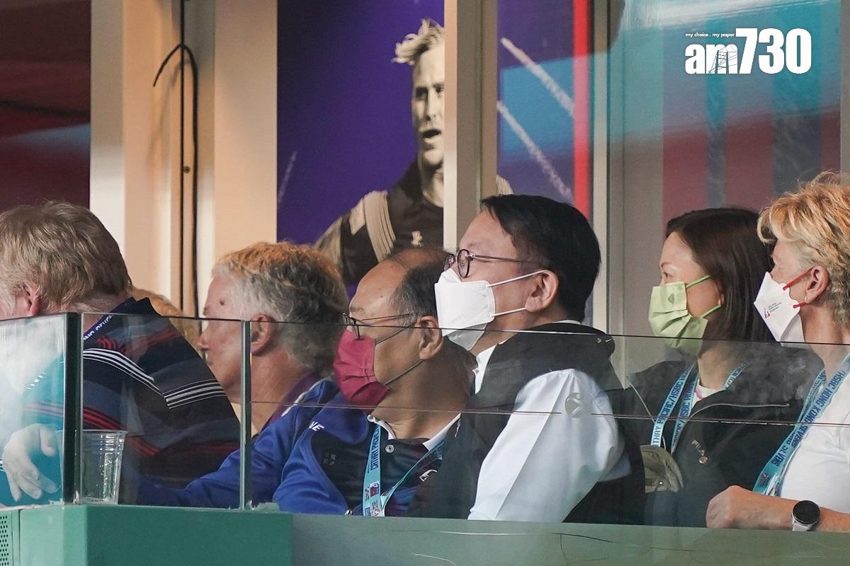 陳國基(右三)在看台觀賞七人欖球賽賽事。(李睿哲攝)