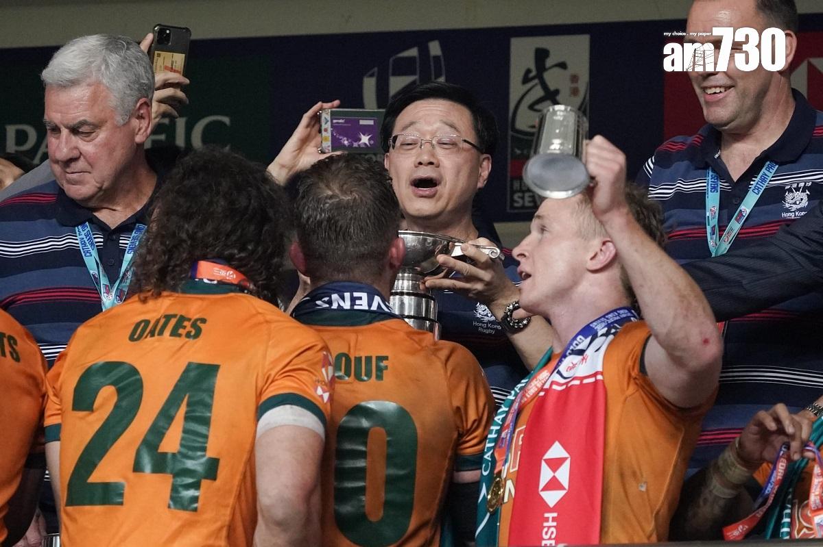 李家超(後排中)入埸觀賞七人欖球賽賽事。(李睿哲攝)