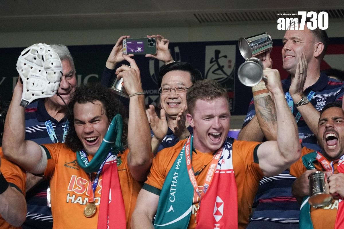 李家超(後排中)入埸觀賞七人欖球賽賽事。(李睿哲攝)