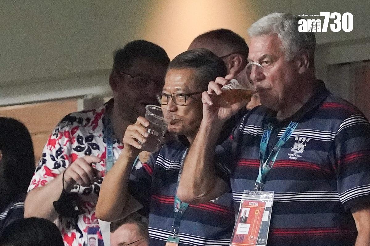 陳茂波(右二)在看台觀賞七人欖球賽賽事。(李睿哲攝)