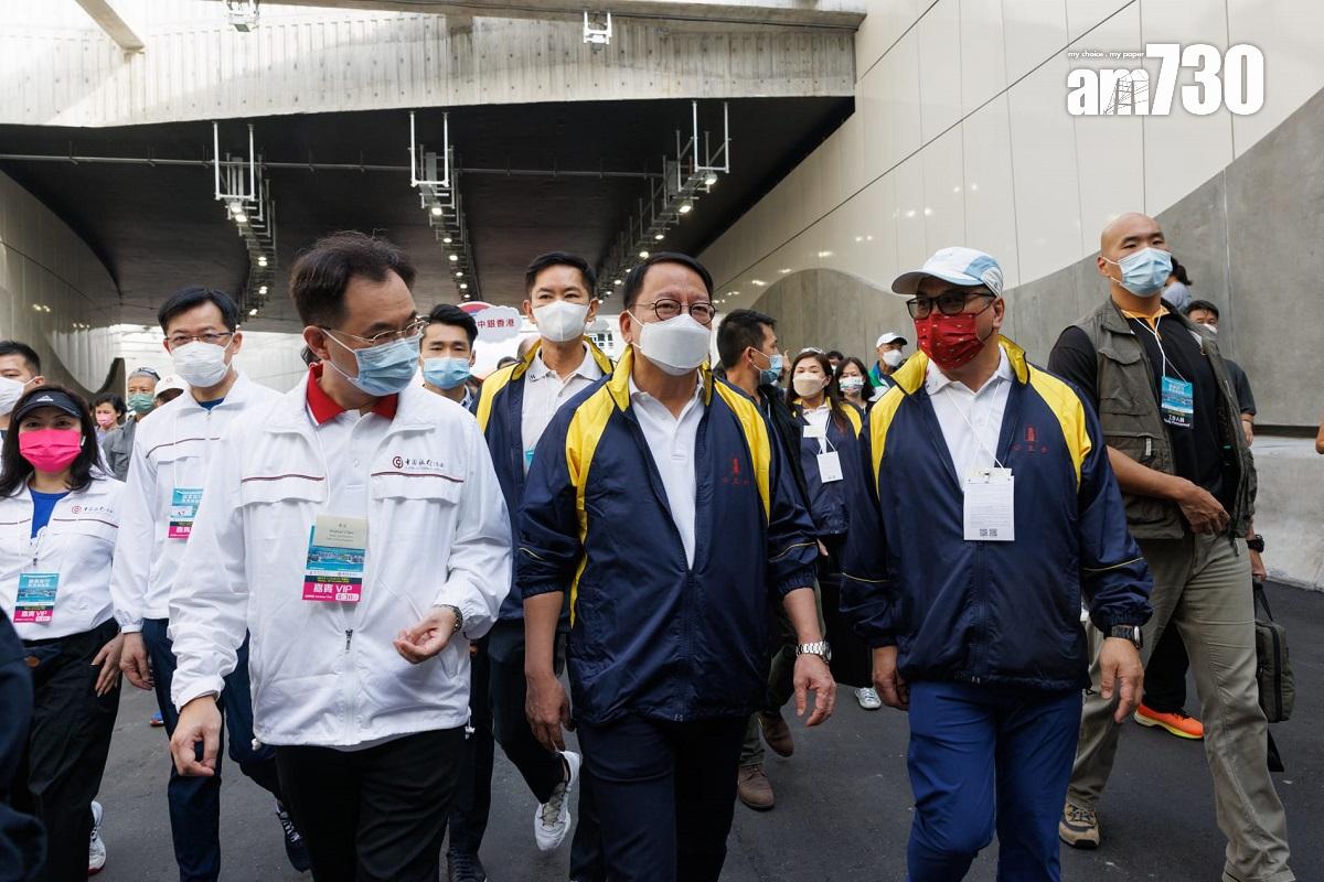 公益金新界區百萬行今日在將軍澳跨灣連接路舉行,政務司長陳國基(前排中)為活動主禮嘉賓。(蘇文傑攝)