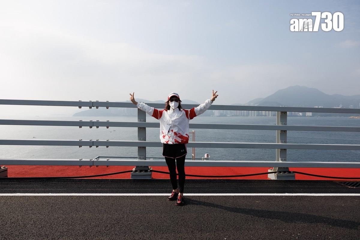 公益金新界區百萬行今日在將軍澳跨灣連接路舉行,有參加者在橋上興奮留影。(蘇文傑攝)