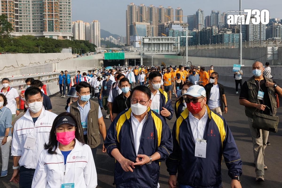 公益金新界區百萬行今日在將軍澳跨灣連接路舉行,政務司長陳國基(前排右二)為活動主禮嘉賓。(蘇文傑攝)