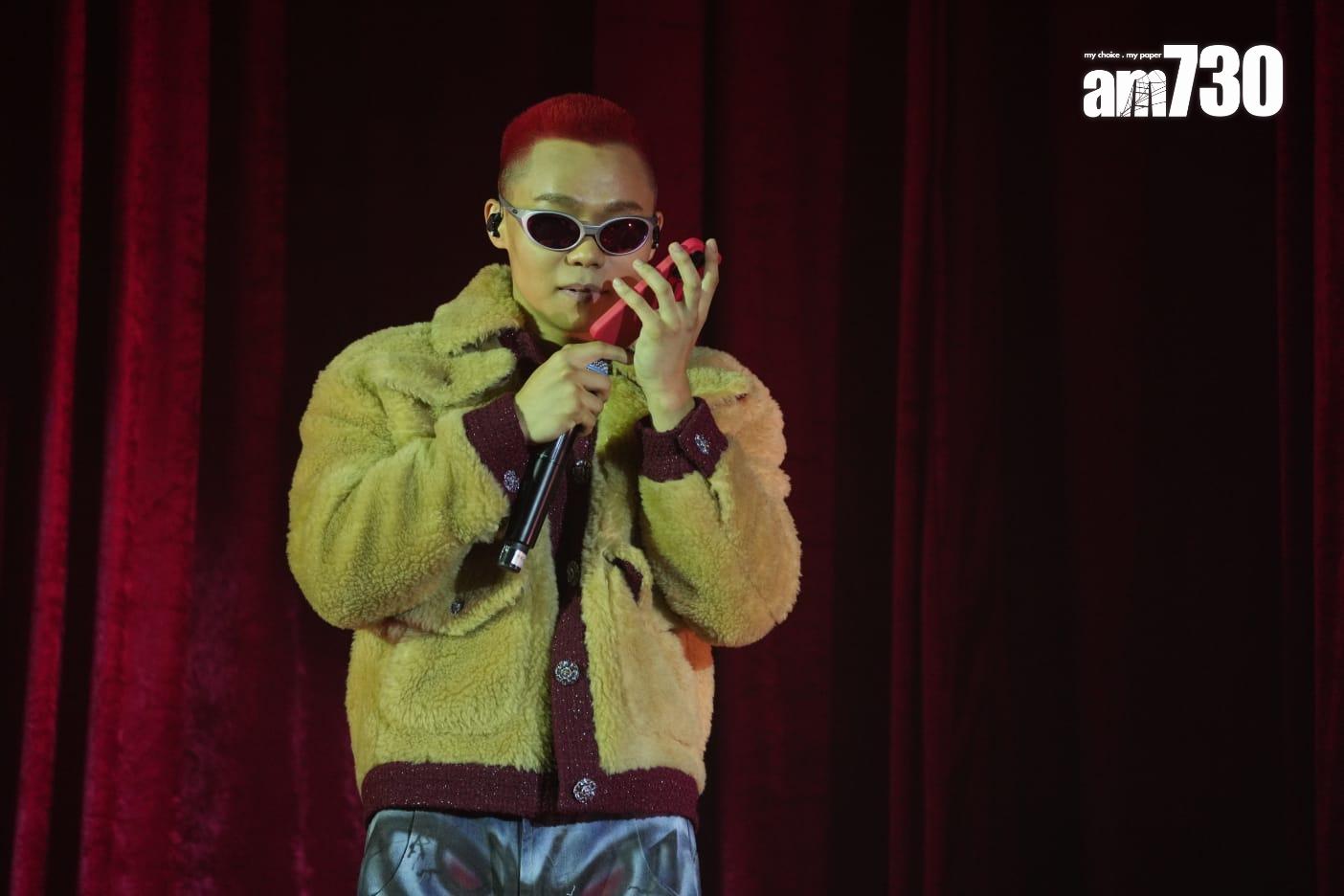 湯令山打電話俾姜濤。(陳奕釗攝)