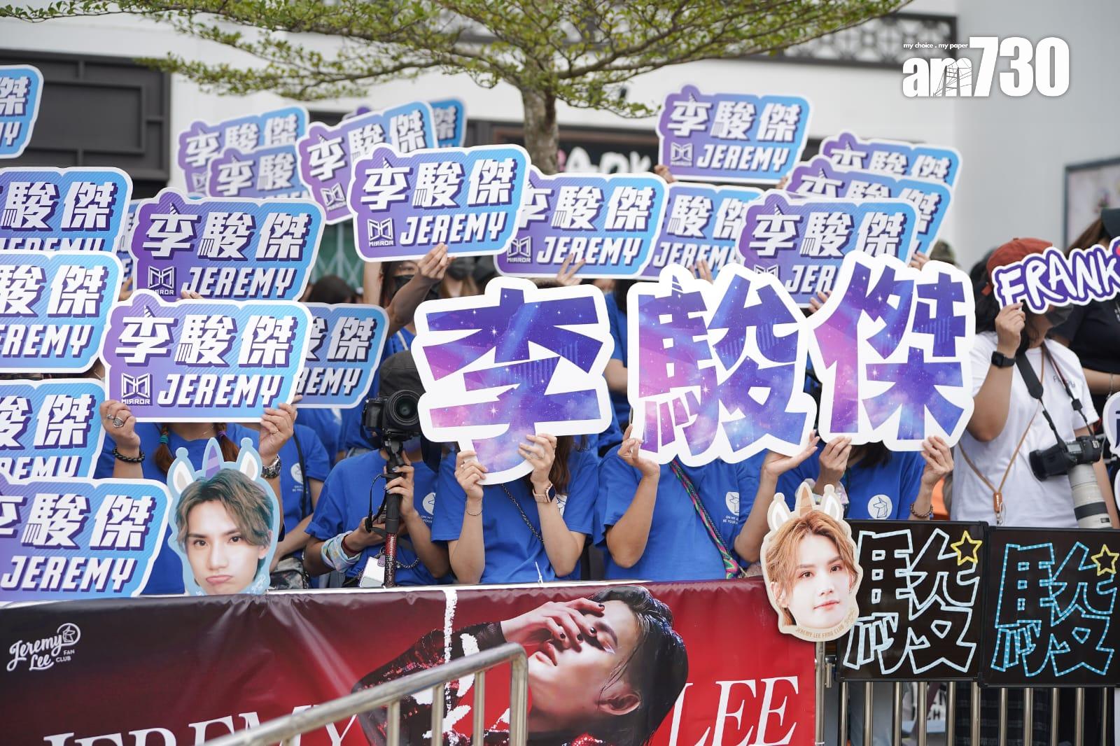 鏡粉傾巢而出到昂坪市集奉偶像。 (攝:李睿哲)