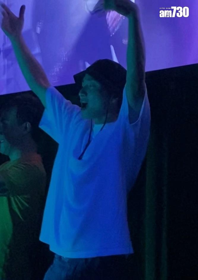 有讀者報料,發現周嘉洛到銅鑼灣一間同志酒吧消遣,大受現場人士歡迎。