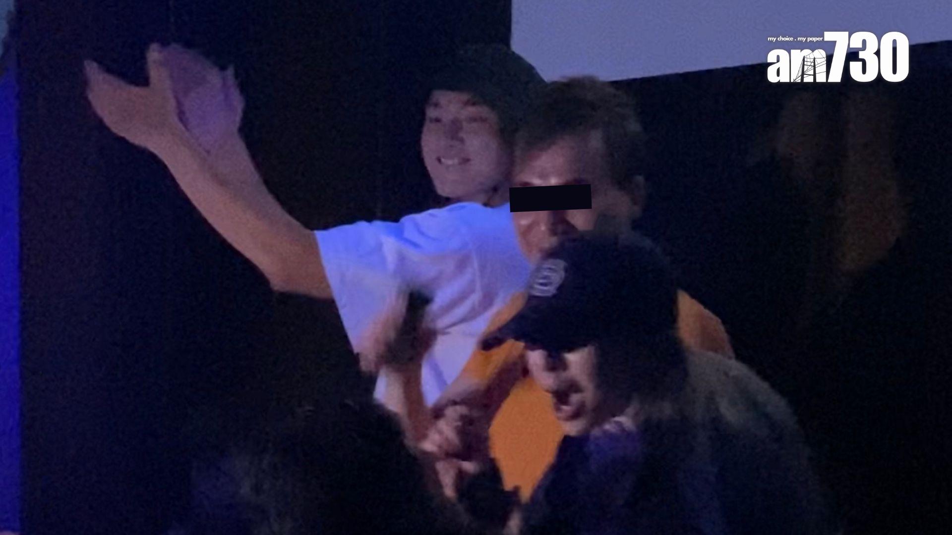 有讀者報料,發現周嘉洛到銅鑼灣一間同志酒吧消遣,受到現場人士歡迎。