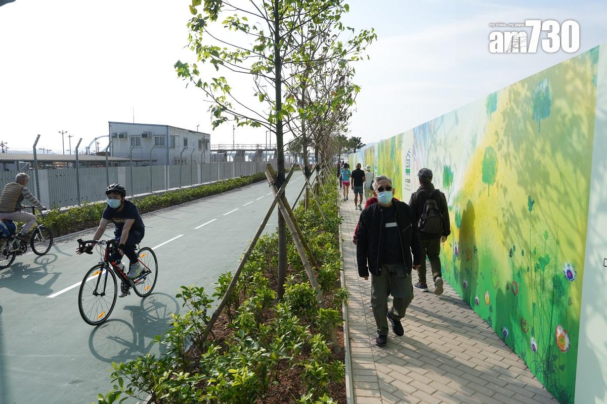 將藍隧道和將軍澳跨灣連接路12月11日通車,不少市民趁首日參觀大橋。(陳奕釗攝)