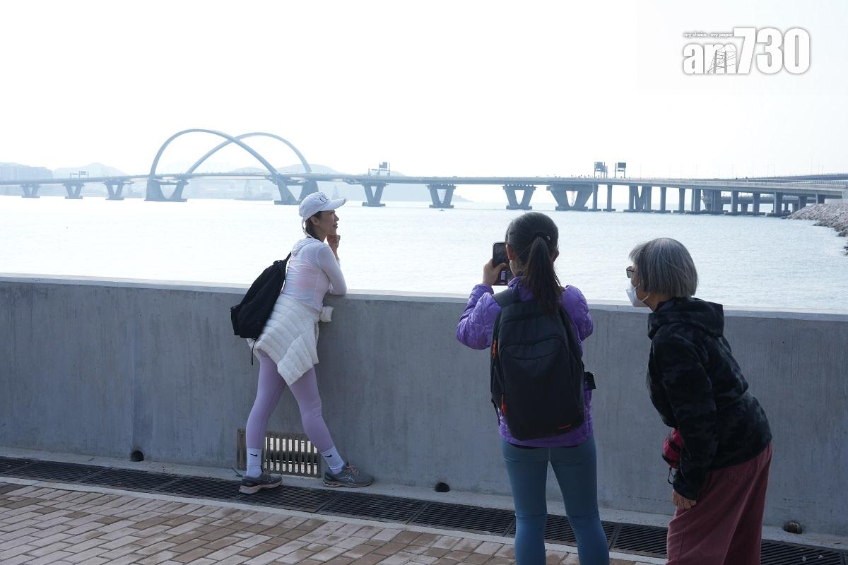 將藍隧道和將軍澳跨灣連接路12月11日通車,不少市民趁首日參觀大橋。(陳奕釗攝)