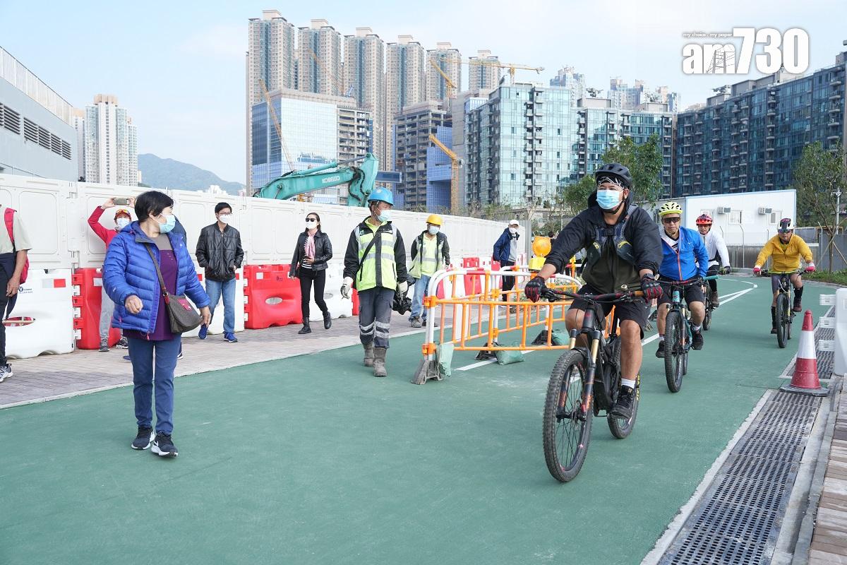 將藍隧道和將軍澳跨灣連接路12月11日通車,不少市民趁首日參觀大橋。(陳奕釗攝)
