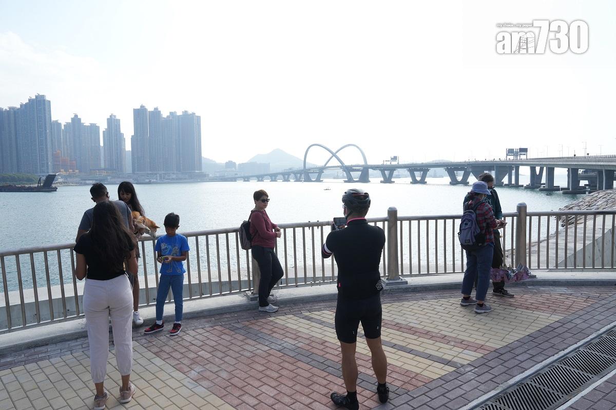 將藍隧道和將軍澳跨灣連接路12月11日通車,不少市民趁首日參觀大橋。(陳奕釗攝)