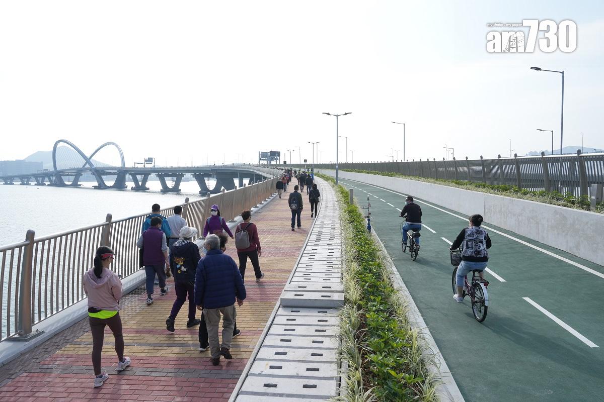 將藍隧道和將軍澳跨灣連接路12月11日通車,不少市民趁首日參觀大橋。(陳奕釗攝)