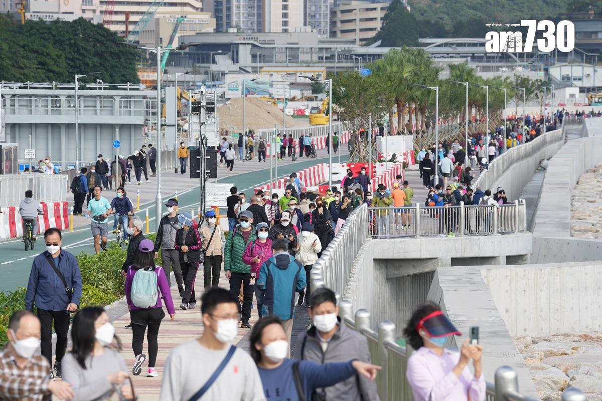 將藍隧道和將軍澳跨灣連接路12月11日通車,不少市民趁首日參觀大橋。(陳奕釗攝)