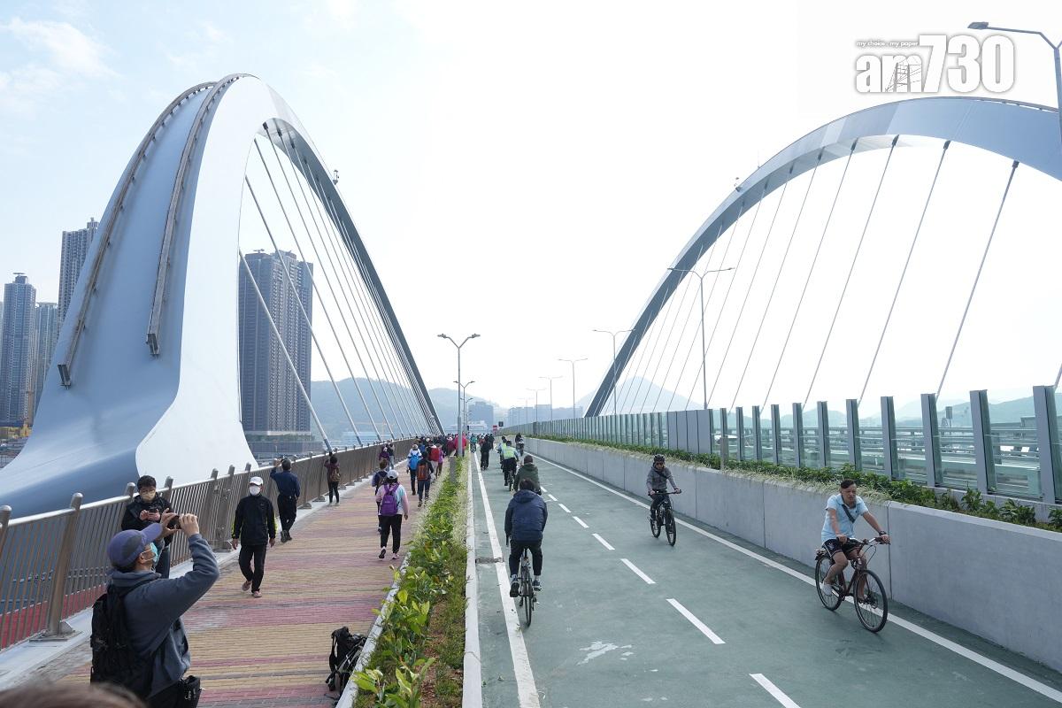 將藍隧道和將軍澳跨灣連接路12月11日通車,不少市民趁首日參觀大橋。(陳奕釗攝)