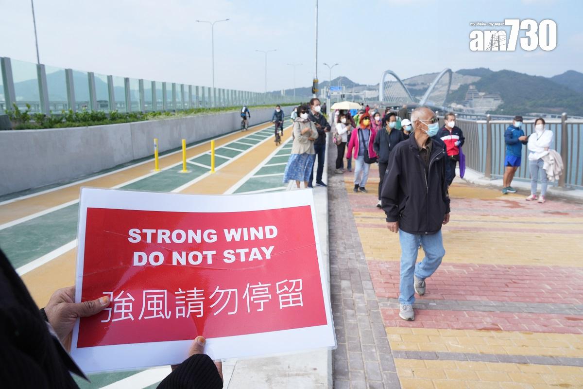 將藍隧道和將軍澳跨灣連接路12月11日通車,不少市民趁首日參觀大橋。(陳奕釗攝)