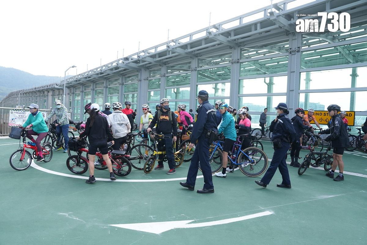 將藍隧道和將軍澳跨灣連接路12月11日通車,不少市民趁首日參觀大橋。(陳奕釗攝)