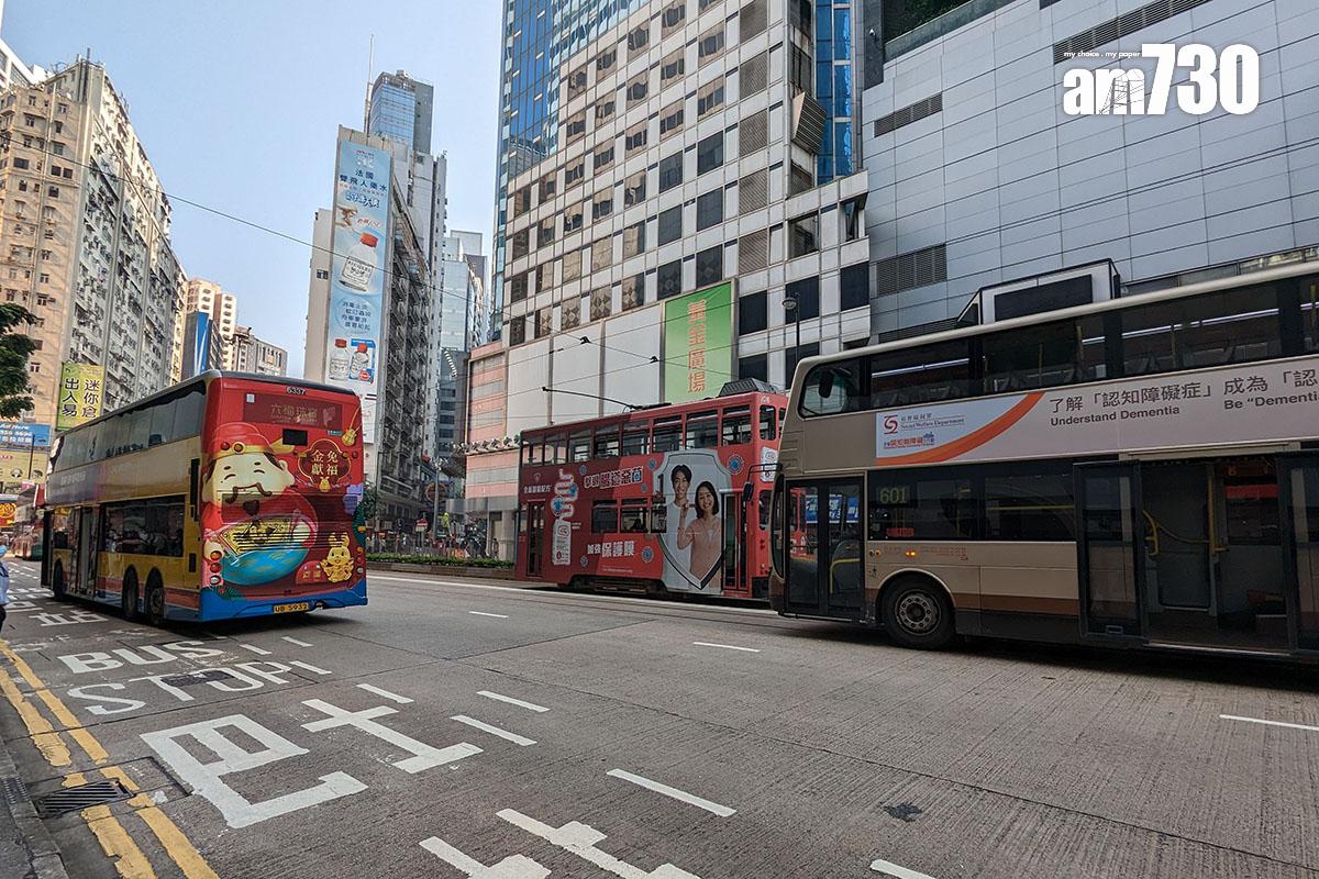 銅鑼灣軒尼詩道崇光百貨對開,下午有兩輛過海巴士相撞。(羅庸軒攝)