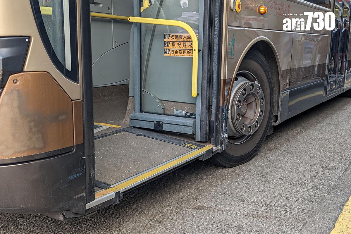 銅鑼灣軒尼詩道崇光百貨對開,下午有兩輛過海巴士相撞,事後九巴上車門位置有花痕。(羅庸軒攝)