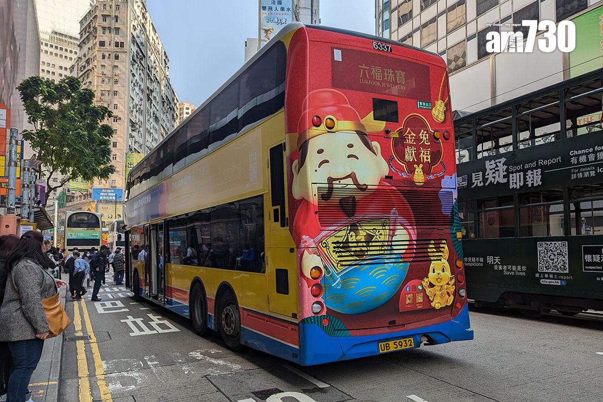 警員在場調查交通意外。(羅庸軒攝)