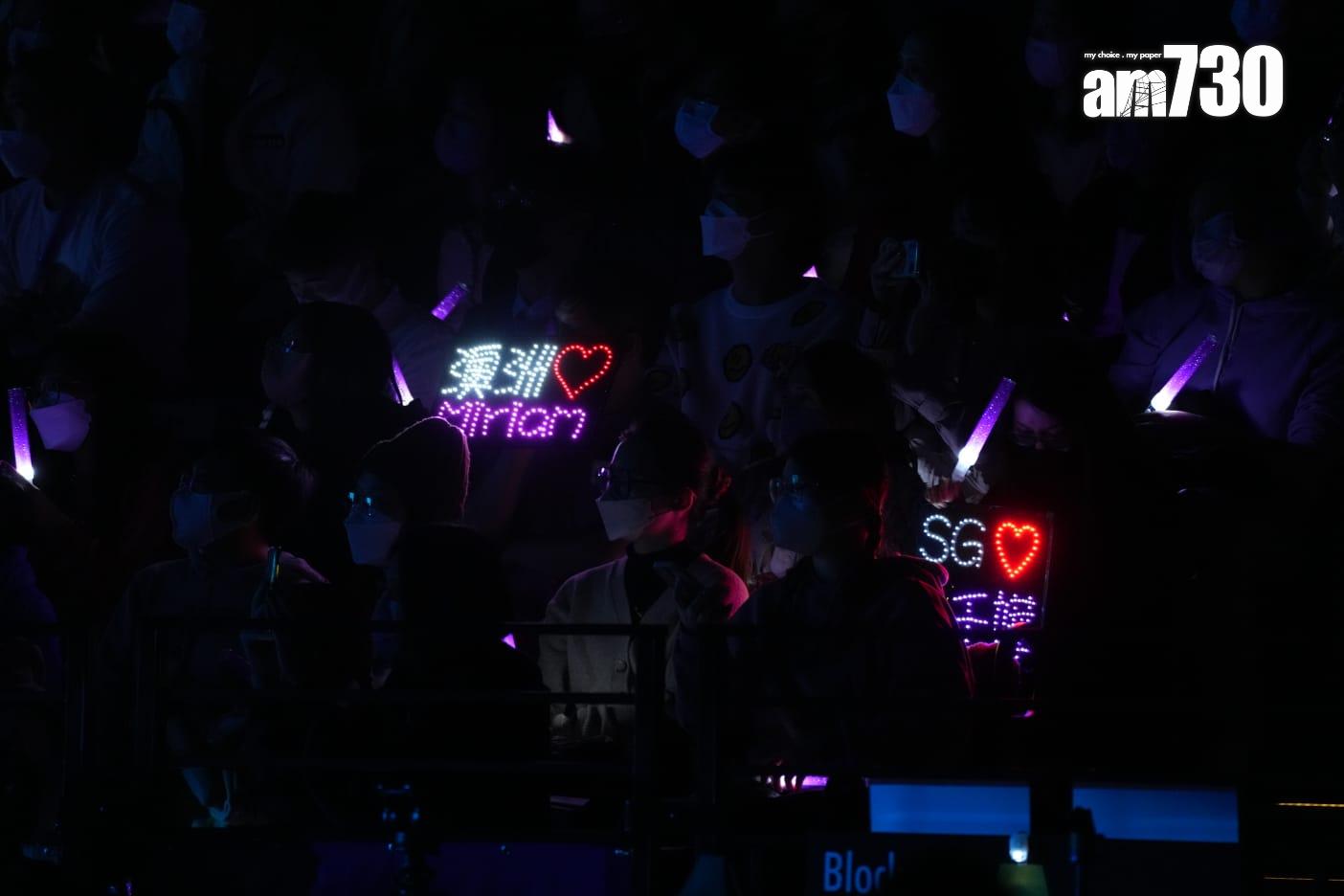 代表澳洲及新加坡粉絲的燈牌。(陳奕釗攝)