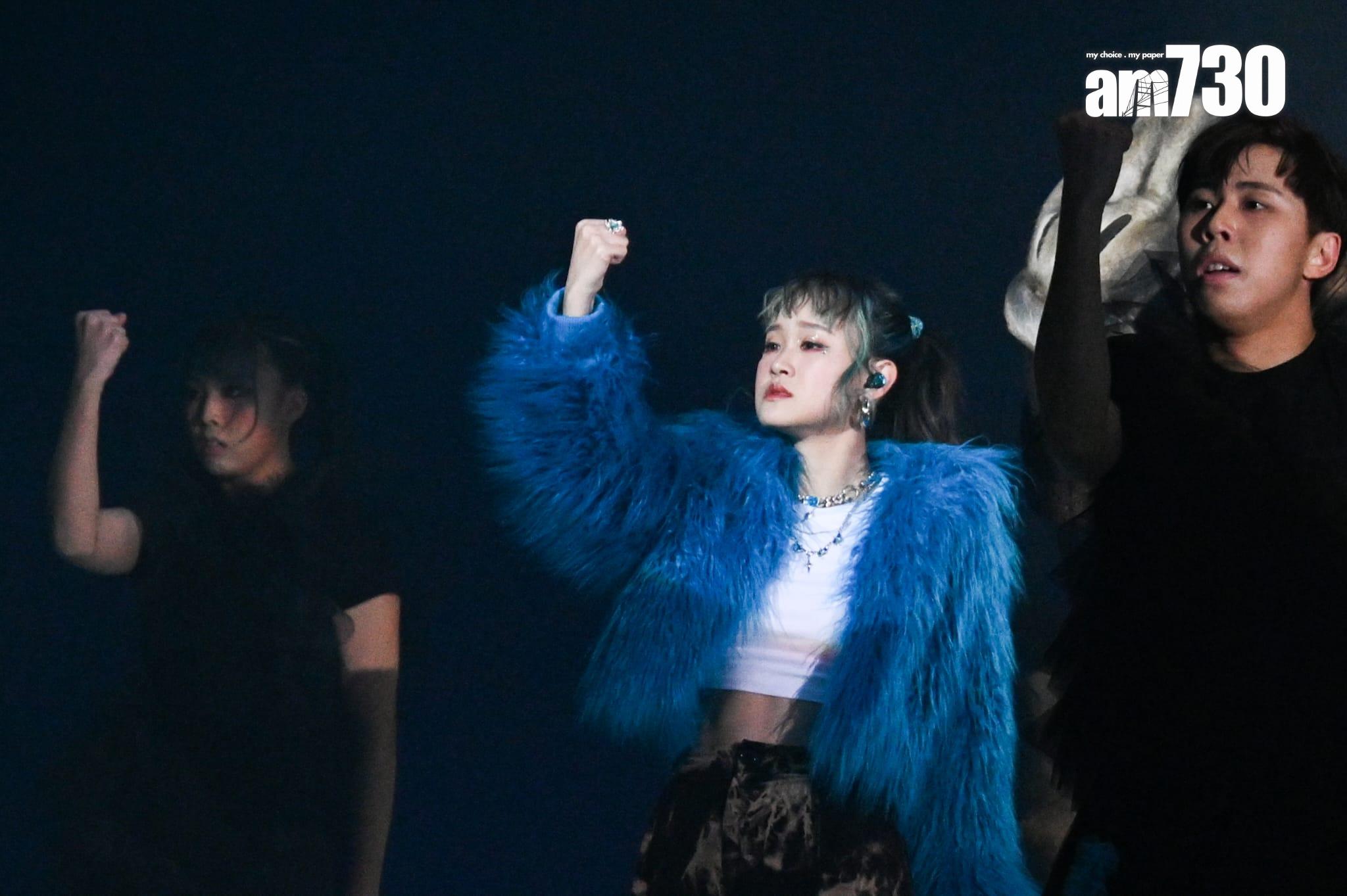 許廷鏗與WinWin跳唱《假面具》。(李睿哲攝)