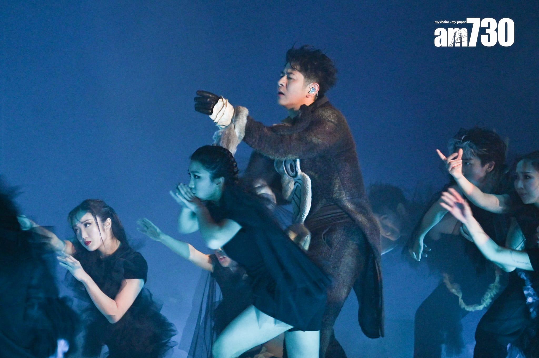 許廷鏗與WinWin跳唱《假面具》。(李睿哲攝)