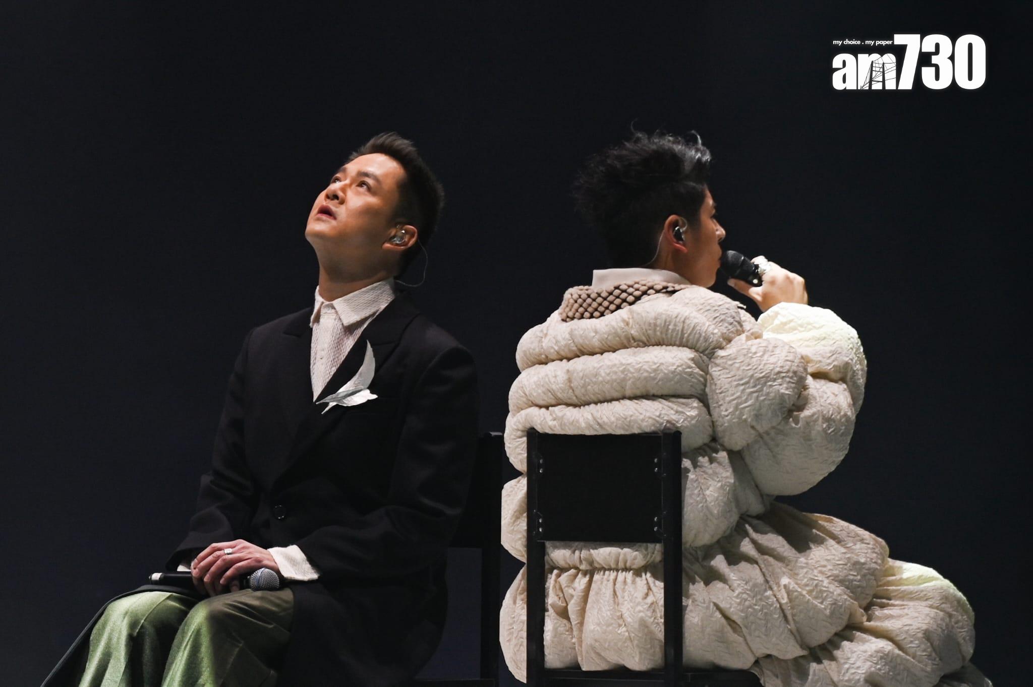 藍奕邦寫了《一場同學》給許廷鏗,並與對方合唱《青春頌》。(李睿哲攝)